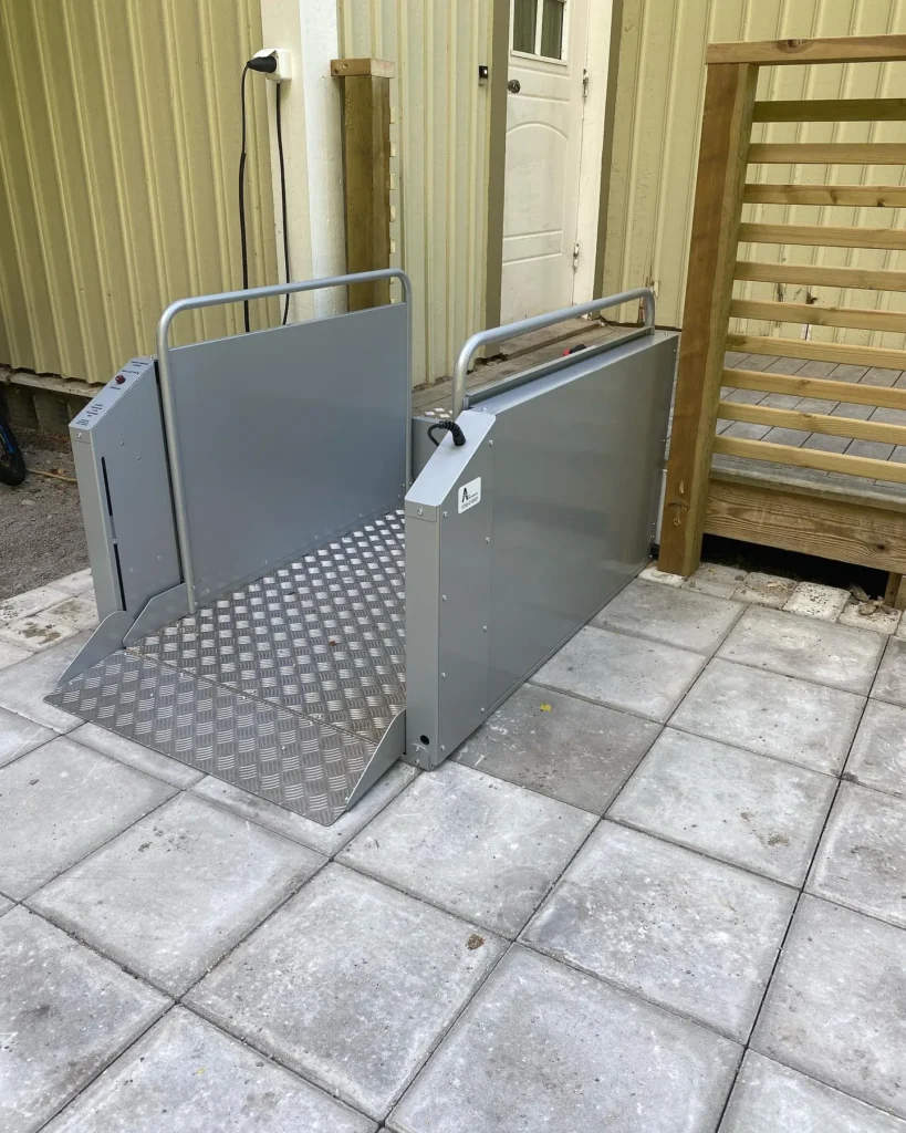 Modern rullstolshiss installerad i Partille villa, erbjuder smidig tillgänglighet och ökad komfort för användare.
