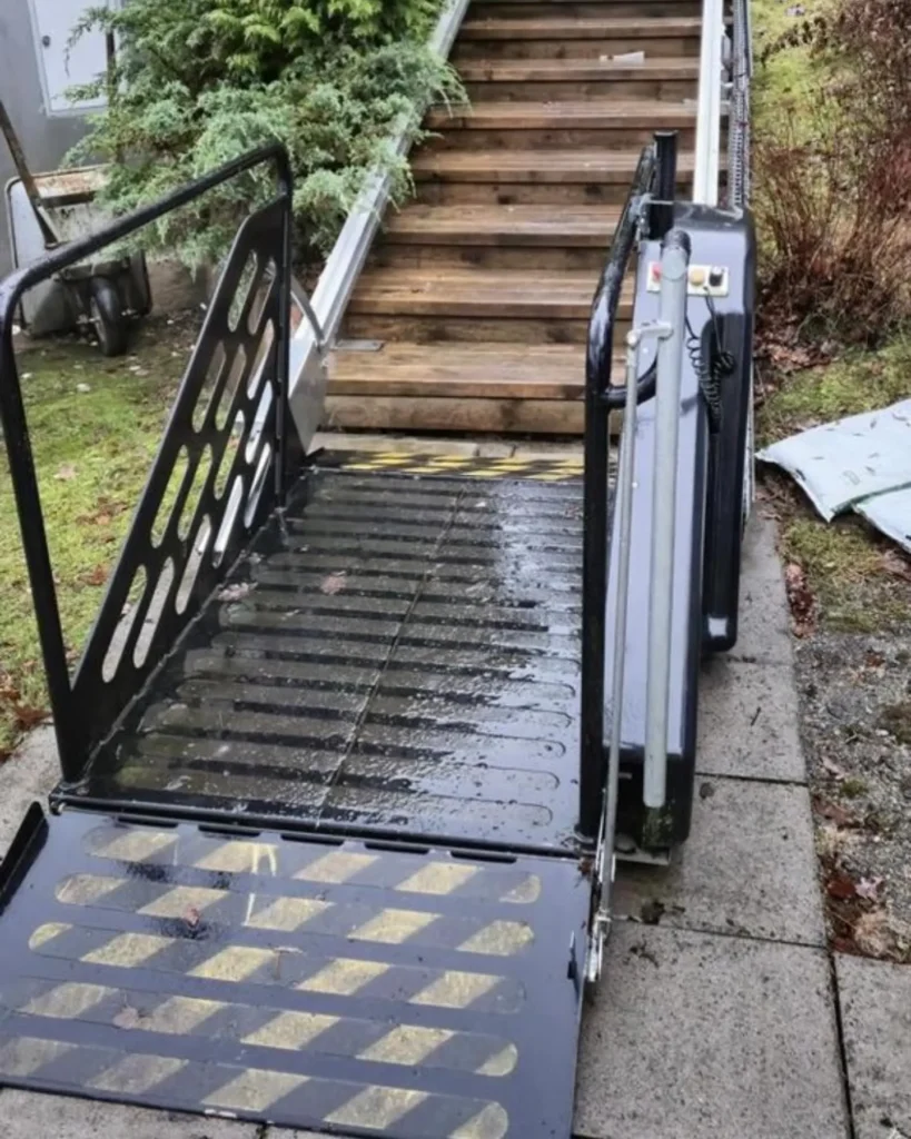 Modern rullstolshiss installerad i Partille hem, säker och platsbesparande lösning för tillgänglighet i flera våningar.