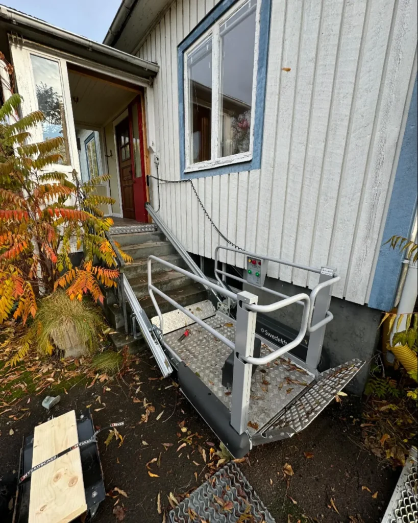 Trapphiss i modern design installerad i ett hem i Partille, erbjuder bekväm och säker transport mellan våningar.