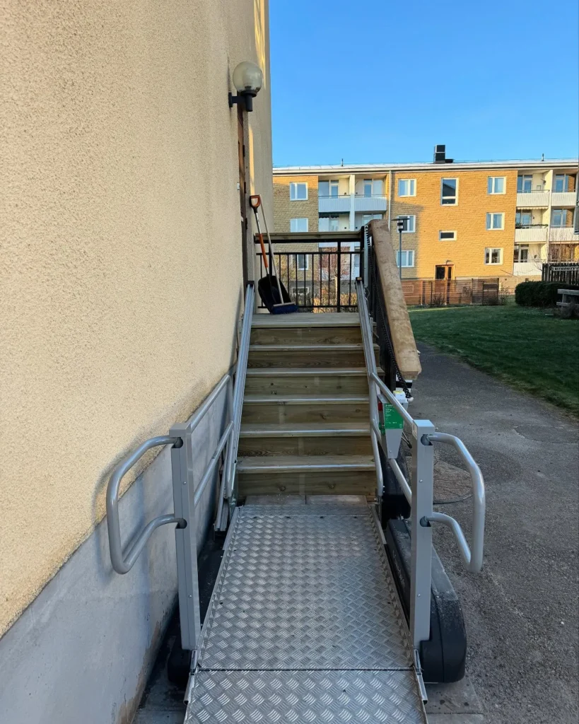 Trapphiss installerad i hem i Partille, ökar tillgänglighet och säkerhet för äldre, recensioner visar nöjda kunder.